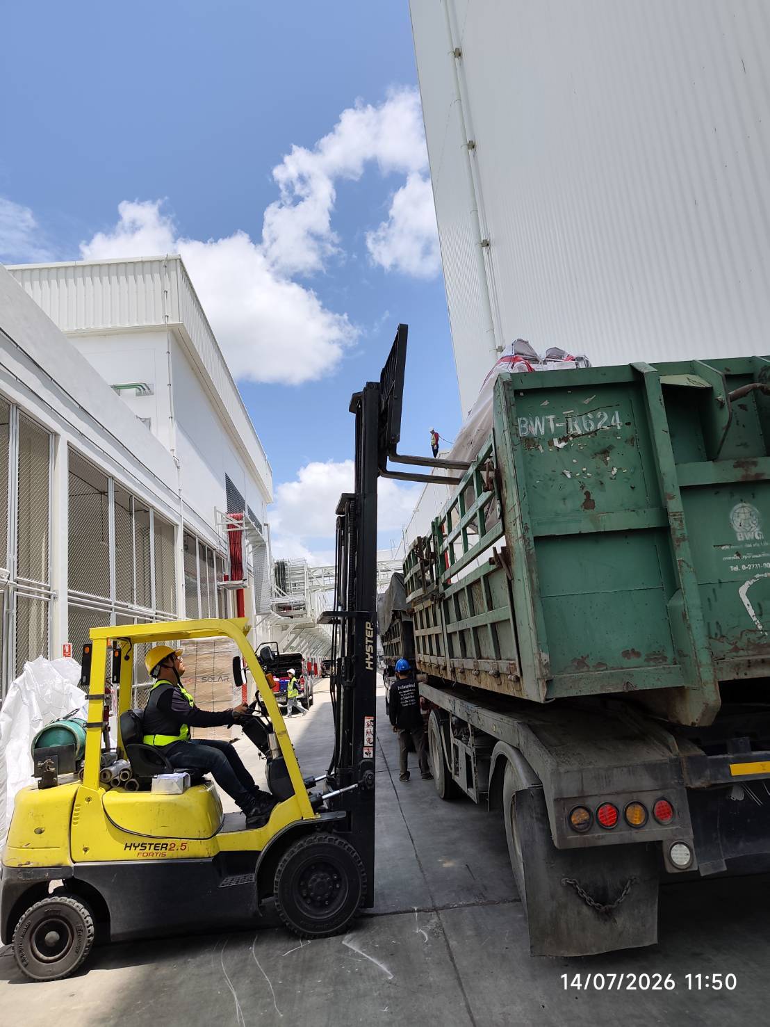 พนักงานคัดแยกพร้อมรถโฟล์คลิฟท์ ขนถ่ายเศษวัสดุขึ้นรถบรรทุก