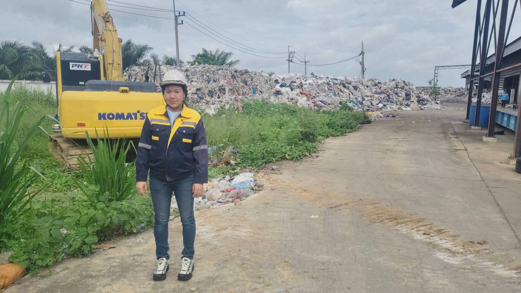 เจ้าหน้าที่ตรวจงานที่บ่อฝังกลบขยะมูลฝอย พร้อมรถขุด